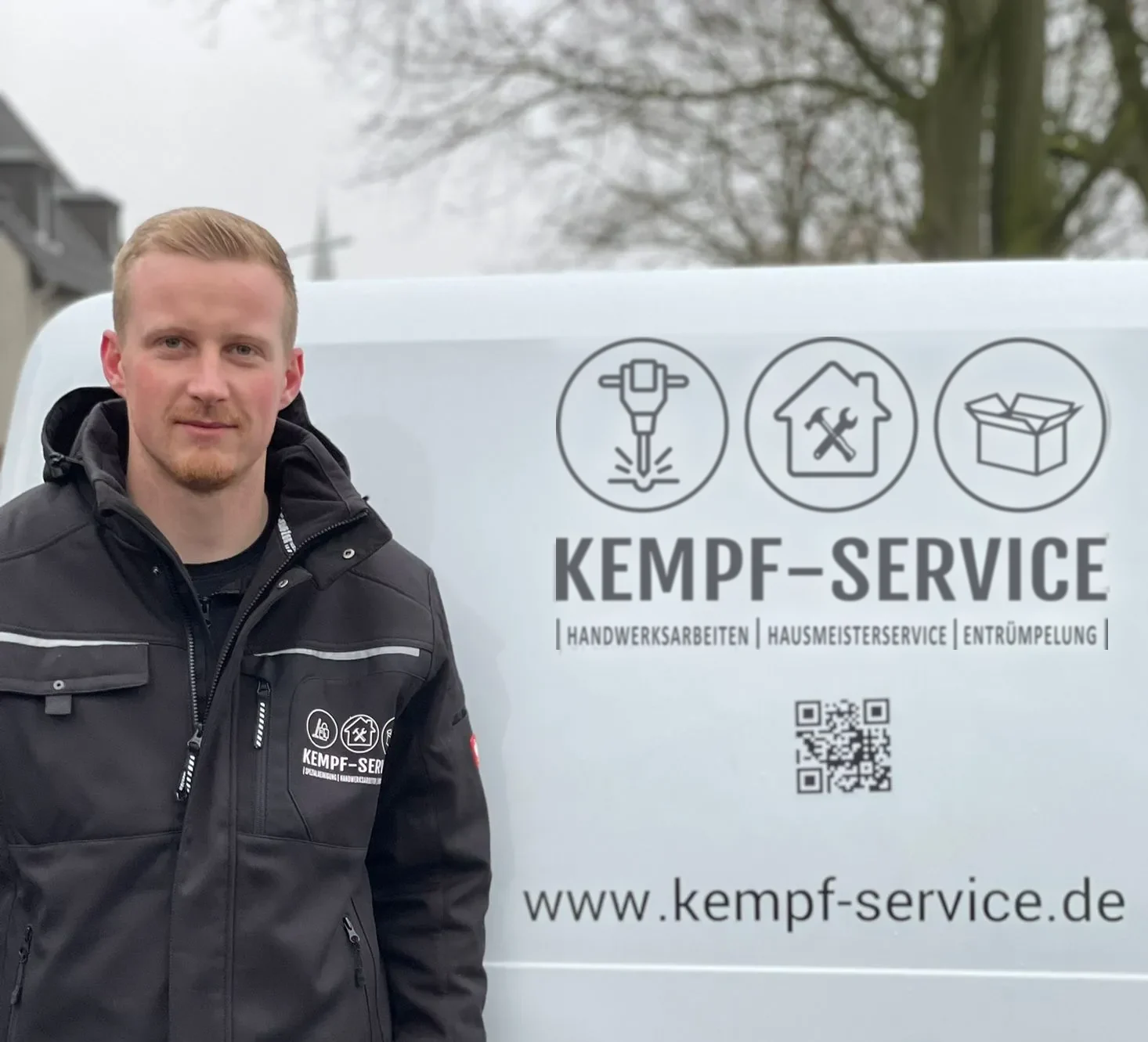 Christian Kempf, Inhaber von Kempf-Service, in Arbeitsjacke vor seinem Firmenwagen