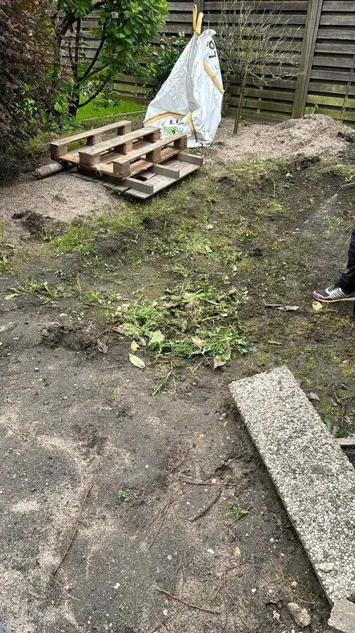 Untergrund wird vorbereitet: Grasnarbe abgestochen, Paletten mit Material und Big Bag stehen bereit